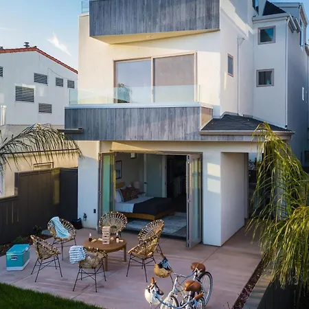 Skyline - Modern Beach Retreat W Spacious Patio & Rooftop Views